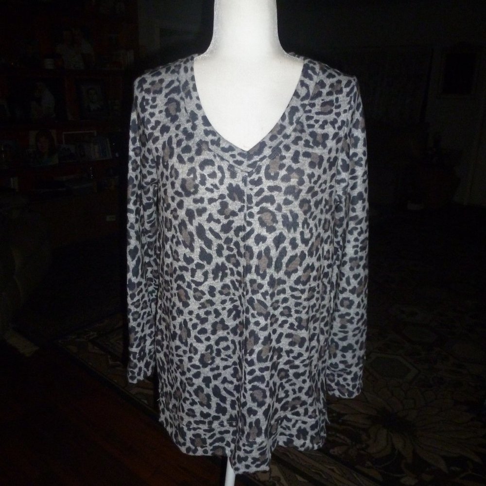 Super soft Ellen Tracy NWOT Leopard Print V Neck Sweater M